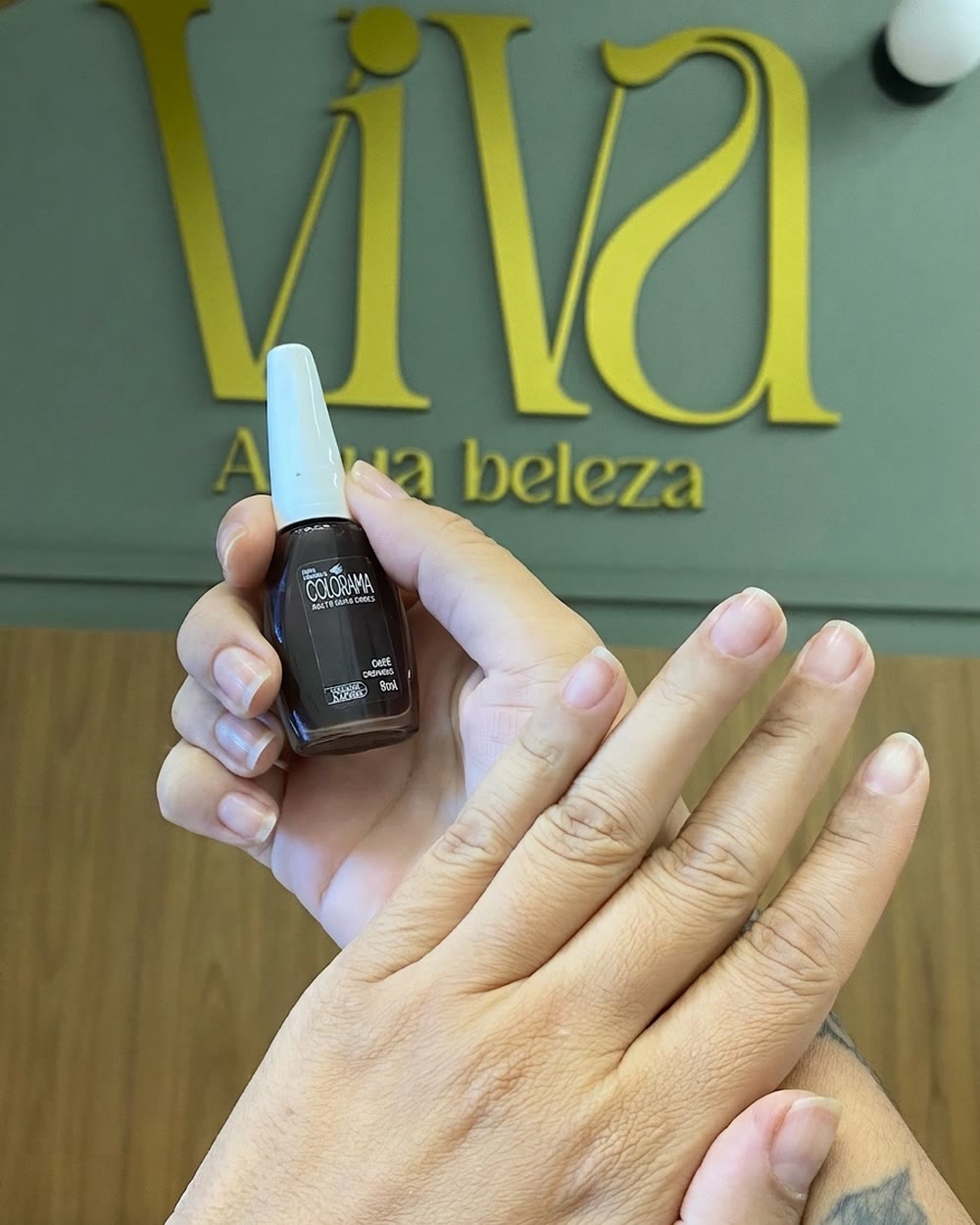 Mãos com as unhas naturais, antes da esmaltação, no salão Viva Espaço de Beleza